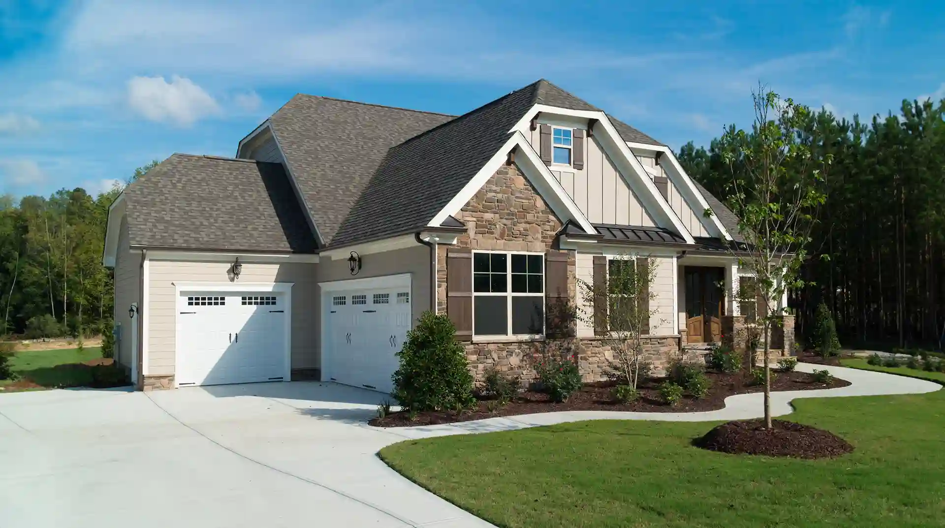 Casa moderna de una planta con fachada de piedra y madera, garaje doble y jardín bien cuidado.