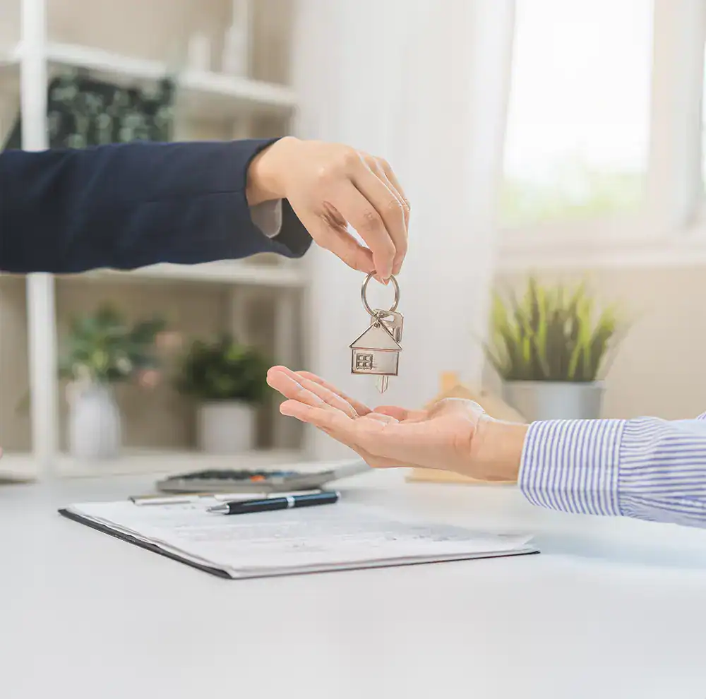 Entrega de llaves de casa: compra, venta o alquiler de inmuebles.